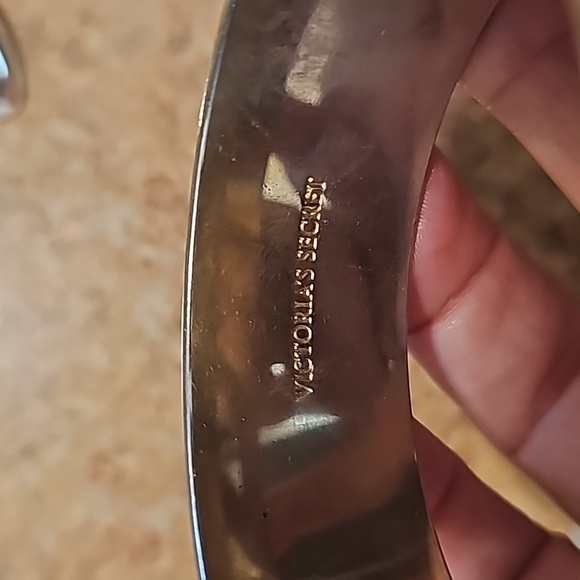 Victoria’s Secret Magenta Pink & Gold Bangle - Picture 4 of 10